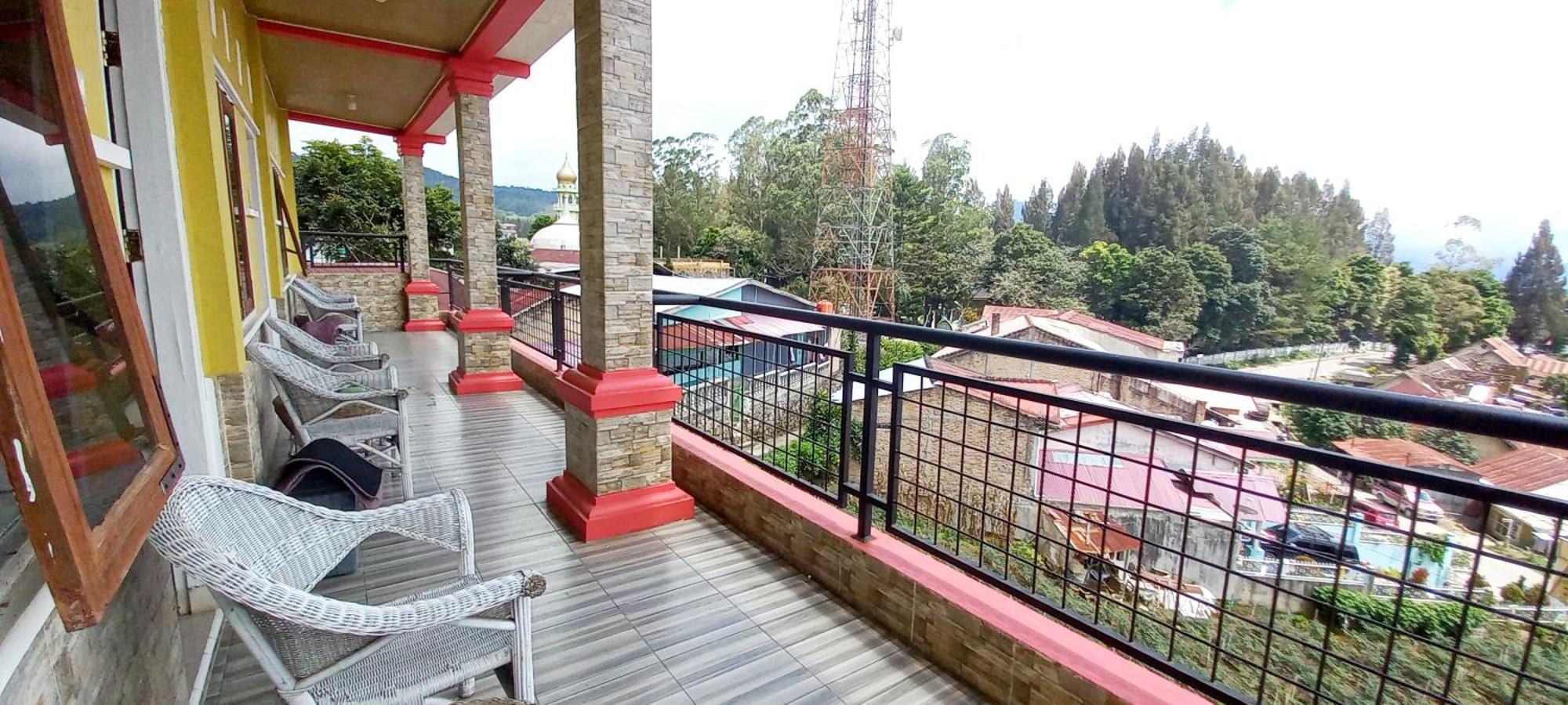 Welcome To Wisma Sunrise Guest House 10 Minutes By Walking To The Big Fruit Market Berastagi Exterior photo