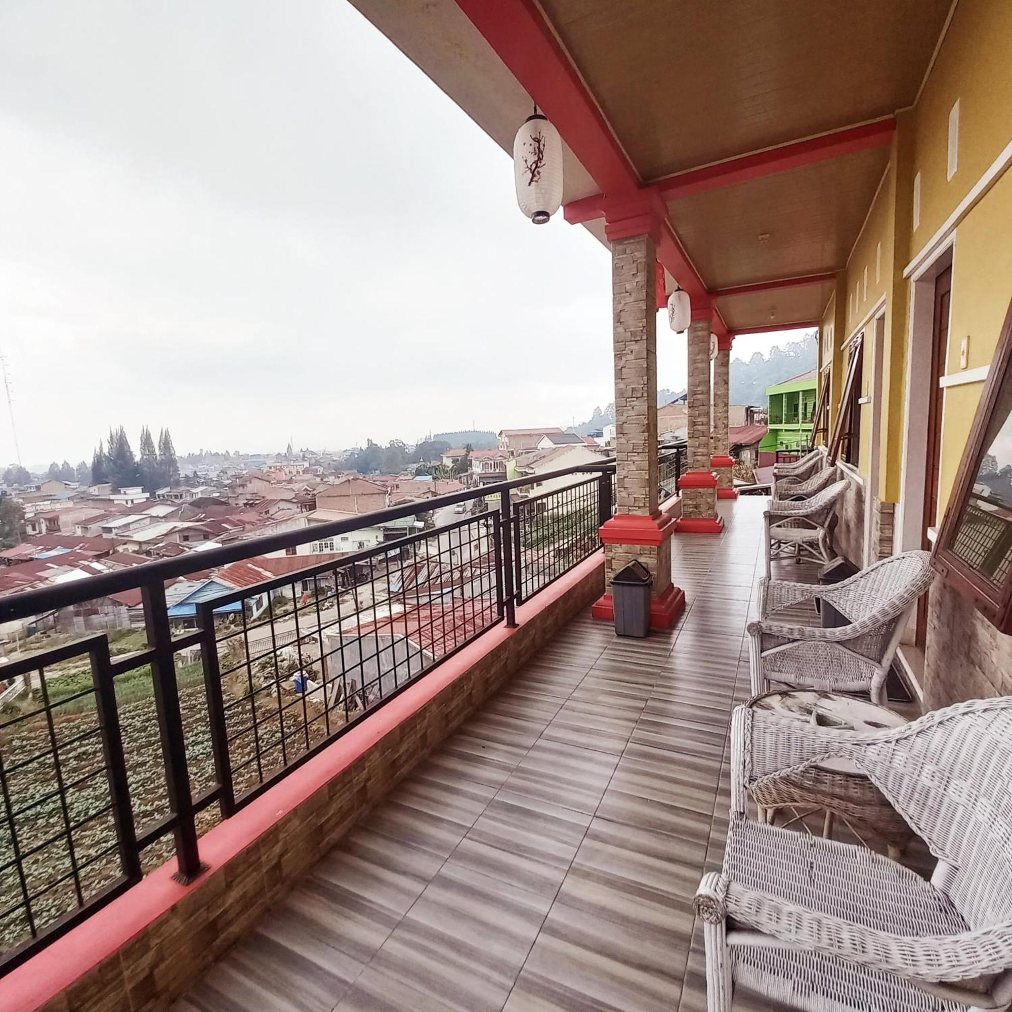 Welcome To Wisma Sunrise Guest House 10 Minutes By Walking To The Big Fruit Market Berastagi Exterior photo