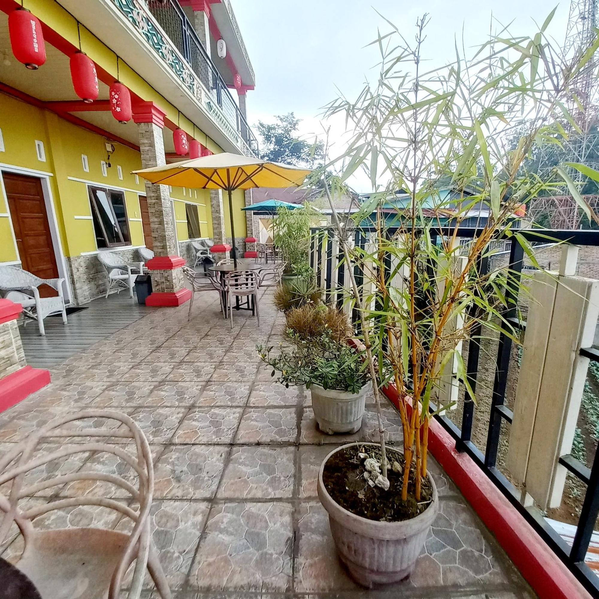 Welcome To Wisma Sunrise Guest House 10 Minutes By Walking To The Big Fruit Market Berastagi Exterior photo