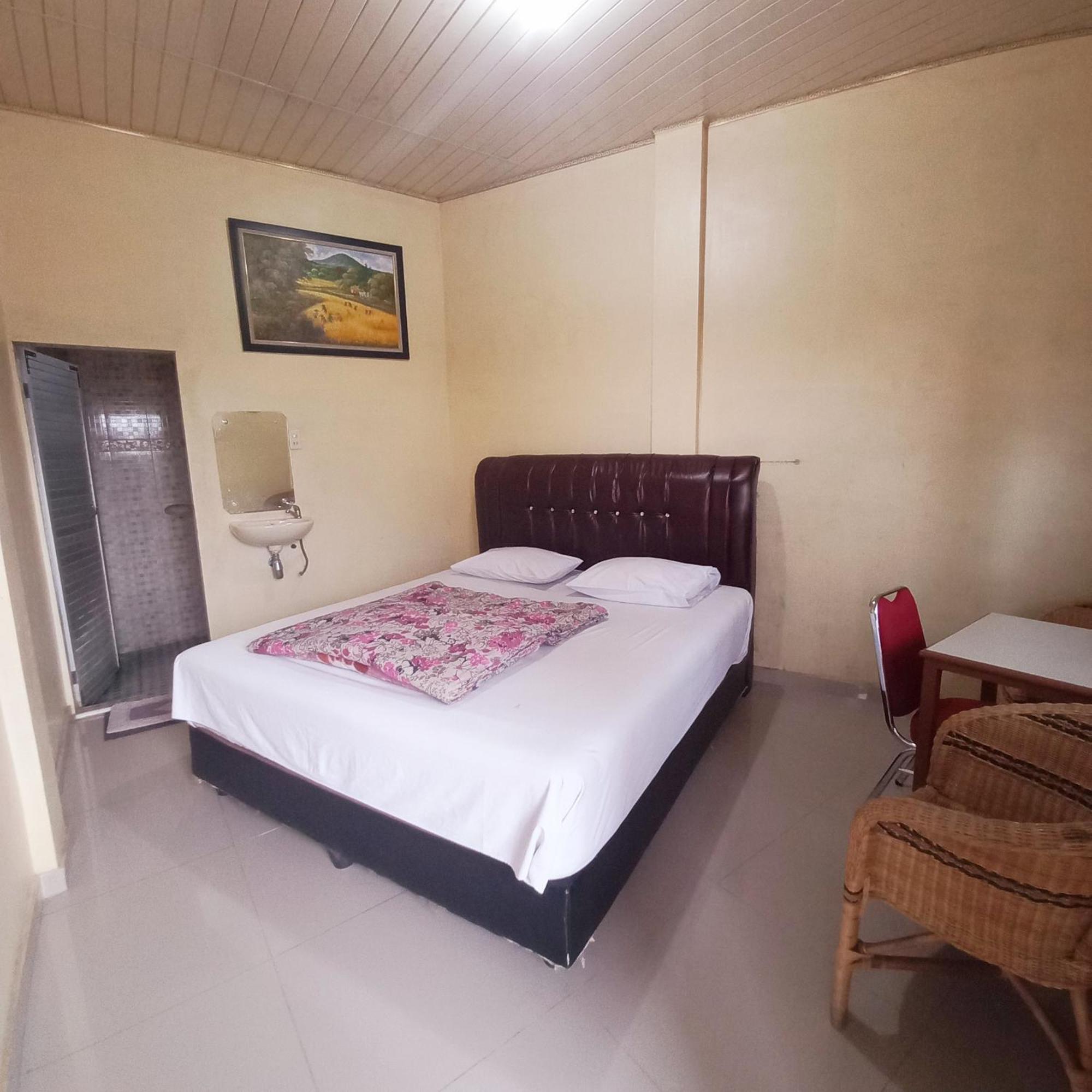 Welcome To Wisma Sunrise Guest House 10 Minutes By Walking To The Big Fruit Market Berastagi Exterior photo