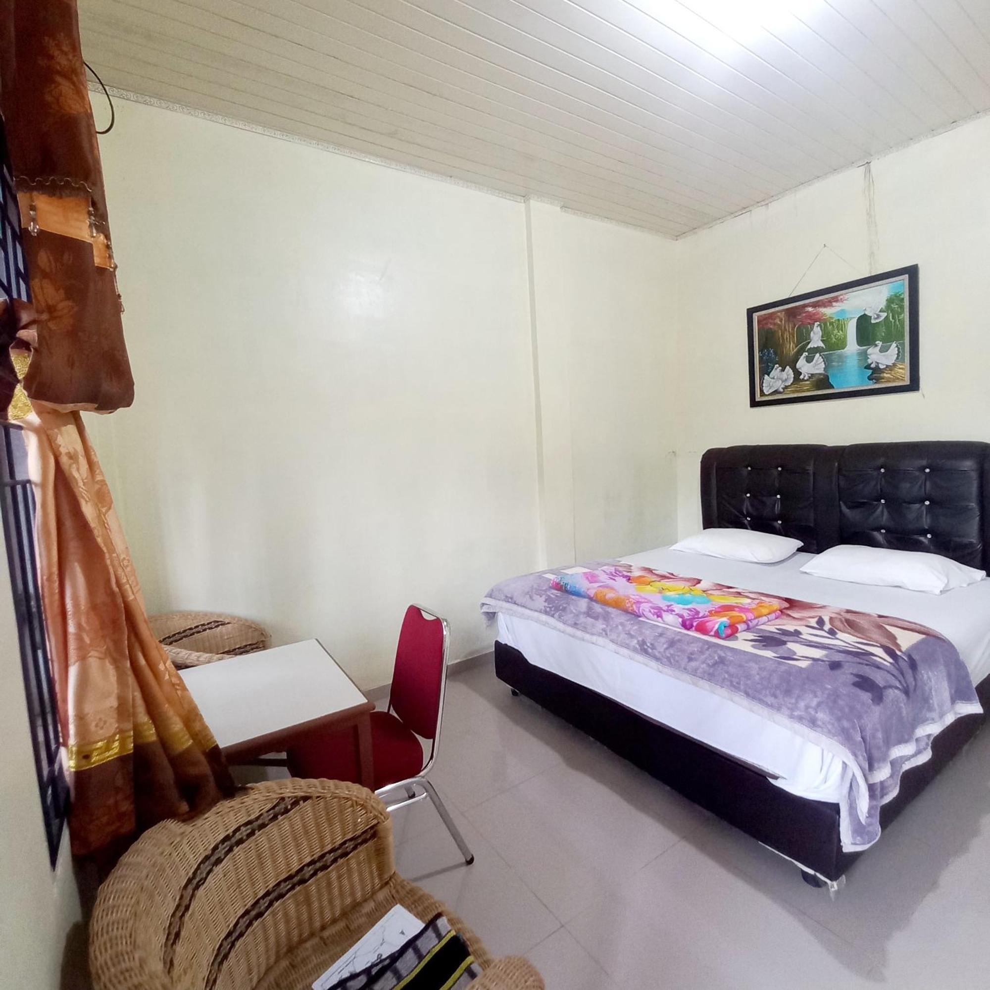 Welcome To Wisma Sunrise Guest House 10 Minutes By Walking To The Big Fruit Market Berastagi Exterior photo